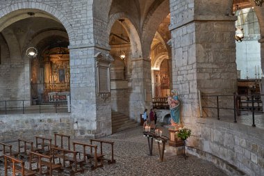 Brescia, İtalya - 17 Haziran 2024 - Güneşli bir bahar öğleden sonrasında Eski Katedral (Duomo Vecchio)                               