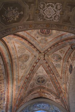 Brescia, İtalya - 17 Haziran 2024 - Güneşli bir bahar öğleden sonrasında Eski Katedral (Duomo Vecchio)                               