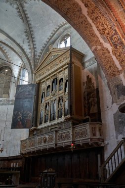  Brescia, İtalya - 17 Haziran 2024 - Güneşli bir bahar öğleden sonrasında Eski Katedral (Duomo Vecchio)                              