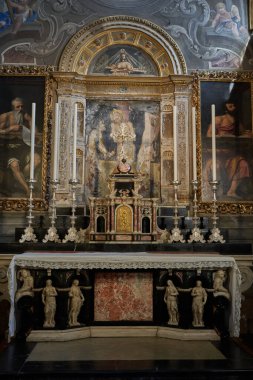 Brescia, İtalya - 17 Haziran 2024 - Güneşli bir bahar öğleden sonrasında Eski Katedral (Duomo Vecchio)                               