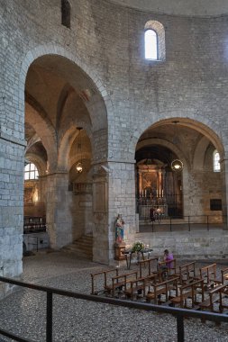 Brescia, İtalya - 17 Haziran 2024 - Güneşli bir bahar öğleden sonrasında Eski Katedral (Duomo Vecchio)                               