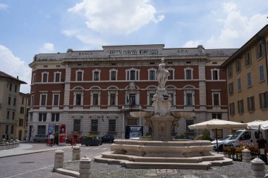 Brescia, İtalya - 17 Haziran 2024 - Paul VI Meydanı güneşli bir bahar öğleden sonra                               