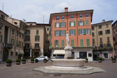  Brescia, İtalya - 17 Haziran 2024 - Paul VI Meydanı güneşli bir bahar öğleden sonra                              