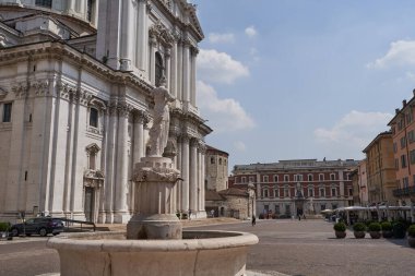  Brescia, İtalya - 17 Haziran 2024 - Paul VI Meydanı güneşli bir bahar öğleden sonra                              