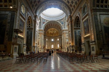 Mantua, İtalya - 19 Haziran 2024 - Rönesans, Barok ve Gotik tarzdaki Sant Andrea (Saint Andrew) Bazilikası ve Katedrali                                