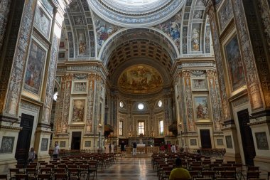 Mantua, İtalya - 19 Haziran 2024 - Rönesans, Barok ve Gotik tarzdaki Sant Andrea (Saint Andrew) Bazilikası ve Katedrali                                