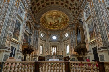 Mantua, İtalya - 19 Haziran 2024 - Rönesans, Barok ve Gotik tarzdaki Sant Andrea (Saint Andrew) Bazilikası ve Katedrali                                