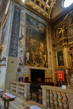 Mantua, İtalya - 19 Haziran 2024 - Rönesans, Barok ve Gotik tarzdaki Sant Andrea (Saint Andrew) Bazilikası ve Katedrali                                