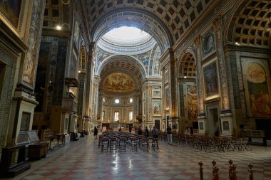 Mantua, İtalya - 19 Haziran 2024 - Rönesans, Barok ve Gotik tarzdaki Sant Andrea (Saint Andrew) Bazilikası ve Katedrali                               