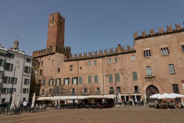 Mantua, İtalya - 19 Haziran 2024 - Saint Peter Katedrali, Piskopos Sarayı ve Ducal Sarayı (Palazzo Ducale Sarayı) ile Sordello Meydanı (Piazza Sordello))                               