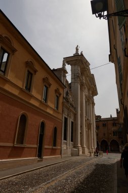 Mantua, İtalya - 19 Haziran 2024 - Saint Peter Katedrali, Piskopos Sarayı ve Ducal Sarayı (Palazzo Ducale Sarayı) ile Sordello Meydanı (Piazza Sordello))                               