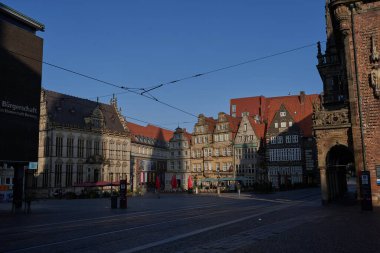 Bremen, Almanya - 1 Eylül 2024 Bremen Pazar Meydanı güneşli bir yaz sabahı Hanseatic City 'nin merkezinde yer almaktadır.                                
