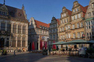 Bremen, Almanya - 1 Eylül 2024 Bremen Pazar Meydanı güneşli bir yaz sabahı Hanseatic City 'nin merkezinde yer almaktadır.                                