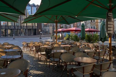 Bremen, Almanya - 1 Eylül 2024 Bremen Pazar Meydanı güneşli bir yaz sabahı Hanseatic City 'nin merkezinde yer almaktadır.                                