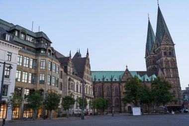 Bremen, Almanya - 1 Eylül 2024 - St. Peter Katedrali güneşli bir yaz gününde Hanseatic City 'nin merkezinde yer almaktadır.                               
