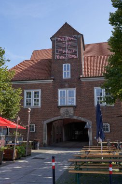 Bremen, Almanya - 1 Eylül 2024 - Güneşli bir yaz gününde Teerhof 'da tuğla binalar                               