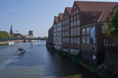 Bremen, Almanya - 1 Eylül 2024 - Güneşli bir yaz gününde Teerhof 'da tuğla binalar                               