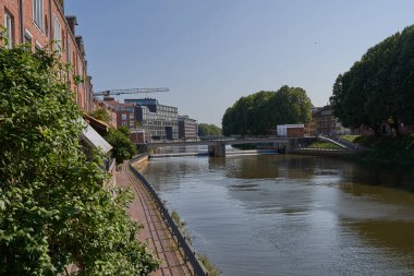 Bremen, Almanya - 1 Eylül 2024 - Güneşli bir yaz gününde Teerhof 'da tuğla binalar                               