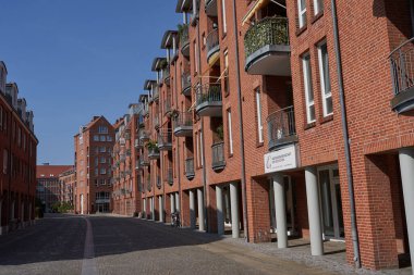 Bremen, Almanya - 1 Eylül 2024 - Güneşli bir yaz gününde Teerhof 'da tuğla binalar                               