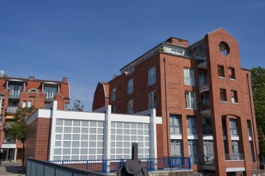 Bremen, Almanya - 1 Eylül 2024 - Güneşli bir yaz gününde Teerhof 'da tuğla binalar                               