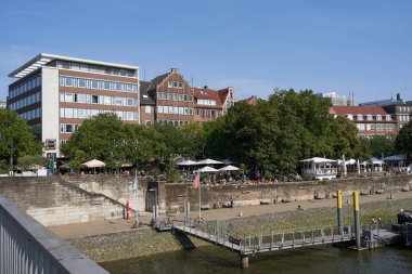 Bremen, Almanya - 1 Eylül 2024 - Güneşli bir yaz gününde Riverside gezinti alanı                               