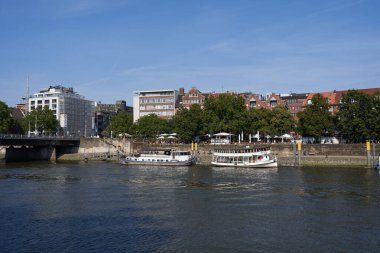 Bremen, Almanya - 1 Eylül 2024 - Güneşli bir yaz gününde Riverside gezinti alanı                               