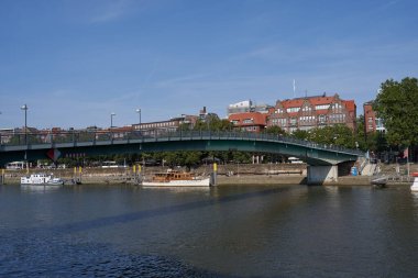 Bremen, Almanya - 1 Eylül 2024 - Güneşli bir yaz gününde Riverside gezinti alanı                               