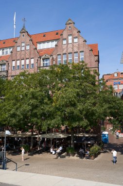 Bremen, Almanya - 1 Eylül 2024 - Güneşli bir yaz gününde Riverside gezinti alanı                               