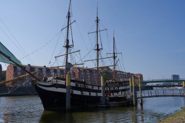 Bremen, Almanya - 1 Eylül 2024 - Güneşli bir yaz gününde Riverside gezinti alanı                               