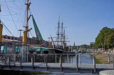 Bremen, Almanya - 1 Eylül 2024 - Güneşli bir yaz gününde Riverside gezinti alanı                               