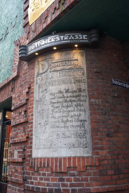 Bremen, Almanya - 1 Eylül 2024 - Bttcherstrae, güneşli bir yaz gününde tarihi merkezde sıradışı mimarisi olan ünlü cadde                               