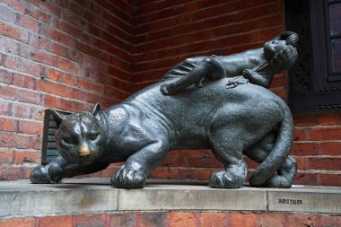 Bremen, Almanya - 1 Eylül 2024 - Bttcherstrae, güneşli bir yaz gününde tarihi merkezde sıradışı mimarisi olan ünlü cadde                               