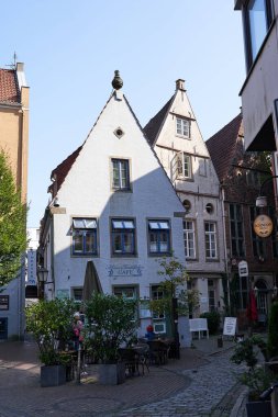 Bremen, Almanya - 1 Eylül 2024 - Bremen şehir merkezindeki eski bir kasaba caddesinde güneşli bir yaz gününde                               