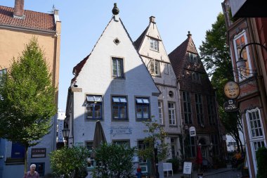 Bremen, Almanya - 1 Eylül 2024 - Bremen şehir merkezindeki eski bir kasaba caddesinde güneşli bir yaz gününde                               