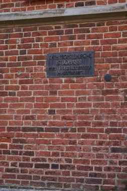 Bremen, Almanya - 1 Eylül 2024 - Güneşli bir yaz gününde St. John Kilisesi                               