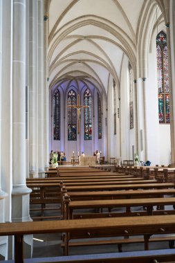 Bremen, Almanya - 1 Eylül 2024 - Güneşli bir yaz gününde St. John Kilisesi                               