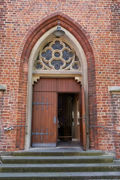  Bremen, Almanya - 1 Eylül 2024 - Güneşli bir yaz gününde St. John Kilisesi                              