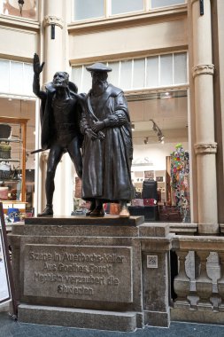 Leipzig, Almanya - 2 Eylül 2024 - Yerel halk ve turistler dükkanları ve restoranları olan Maedler Geçidi 'ni ziyaret ediyorlar                               