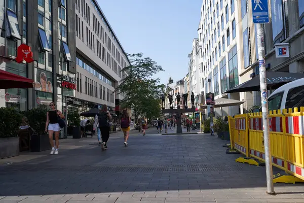 Leipzig, Almanya - 2 Eylül 2024 - Zamansız Çağdaşlar heykeliyle Grimmaische Caddesi                               