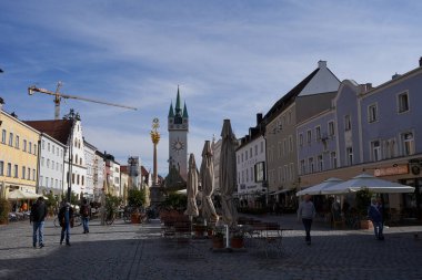 Straubing, Almanya - 12 Ekim 2024 - Şehir merkezindeki Theresienplatz 'daki Kutsal Üçlü Sütun                               