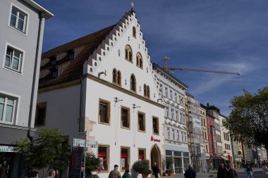 Straubing, Almanya - 12 Ekim 2024 - Şehir merkezindeki Theresienplatz                               