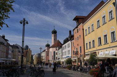 Straubing, Almanya - 12 Ekim 2024 - Şehir merkezindeki Theresienplatz                               