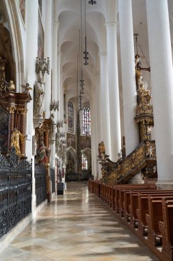 Straubing, Almanya - 12 Ekim 2024 - St. James Kilisesi ve St. Tiburtius Kilisesi                               