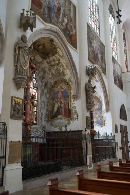 Straubing, Almanya - 12 Ekim 2024 - St. James Kilisesi ve St. Tiburtius Kilisesi                               