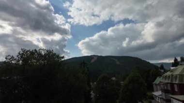 Spindleruv Mlyn, Çek Cumhuriyeti - 3 Ağustos 2024 - Timelapse - güneşli bir yaz gününde kasaba manzarası