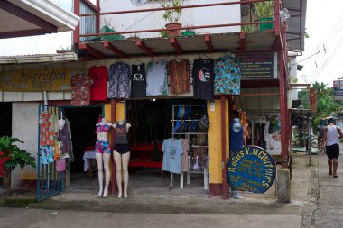 Tortuguero, Kosta Rika - 18 Kasım 2024 Kasabanın alışveriş ve ana caddesi                               