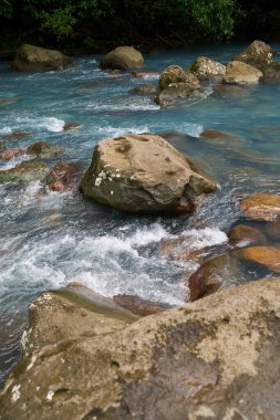 Alajuela Eyaleti, Kosta Rika - 19 Kasım 2024 - Tenorio Volkan Ulusal Parkı 'ndaki Celeste Nehri                               