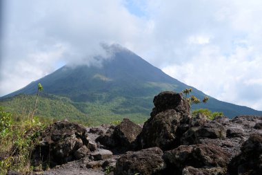 La Fortuna, Kosta Rika - 20 Kasım 2024 - Vilayet de Alajuela 'da nefes kesici manzarayla Arenal volkanı etrafında dolaşır.                                