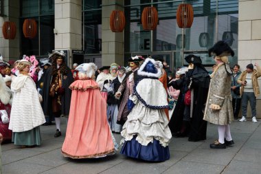 Dresden, Almanya - 1 Mart 2025 - Dresden 'deki Elbe Venedik Karnavalı                               