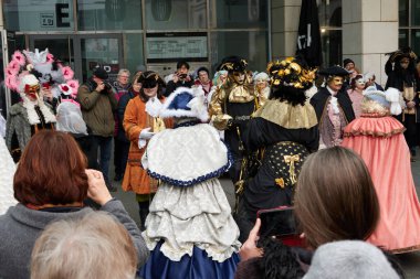 Dresden, Almanya - 1 Mart 2025 - Dresden 'deki Elbe Venedik Karnavalı                               
